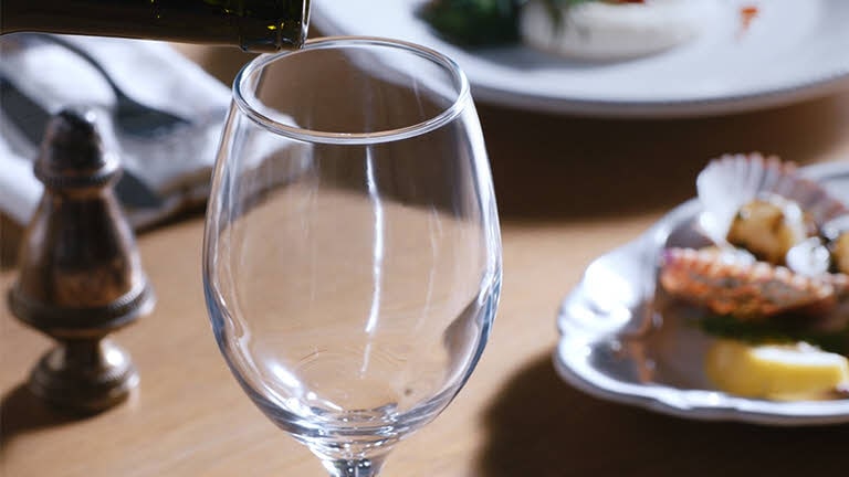 Elle illustre l’aspect d’un verre propre sans taches d’eau.