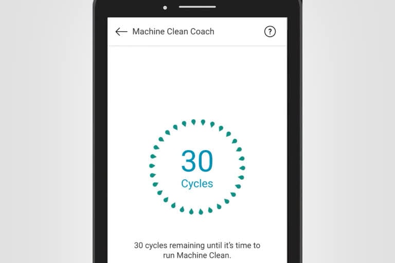 Elle montre l’écran de l’application ThinQ correspondant au rappel de nettoyage du lave-vaisselle.