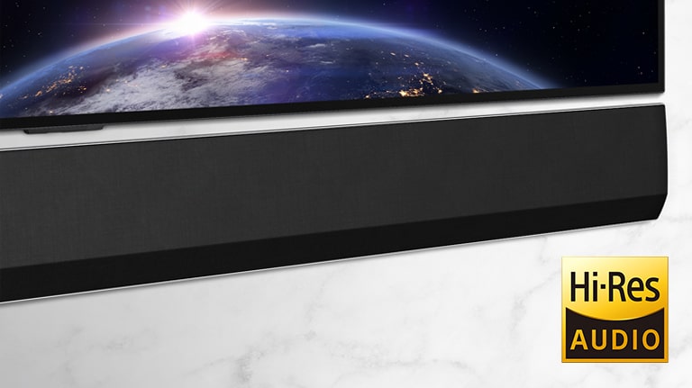 Un plan médian du c?té droit de la barre de son LG. Le téléviseur montre une image de l'espace.