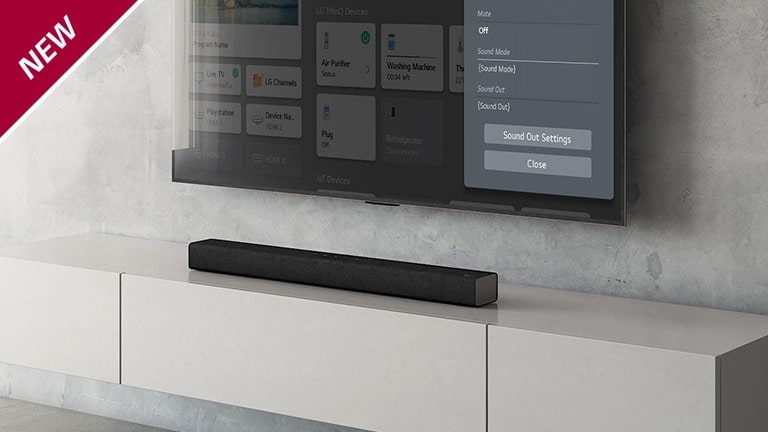 On peut voir une télécommande LG dans la main d’une personne, commandant le téléviseur et la barre de son simultanément. On peut voir des ic?nes de téléviseur LG et de barre de son LG.