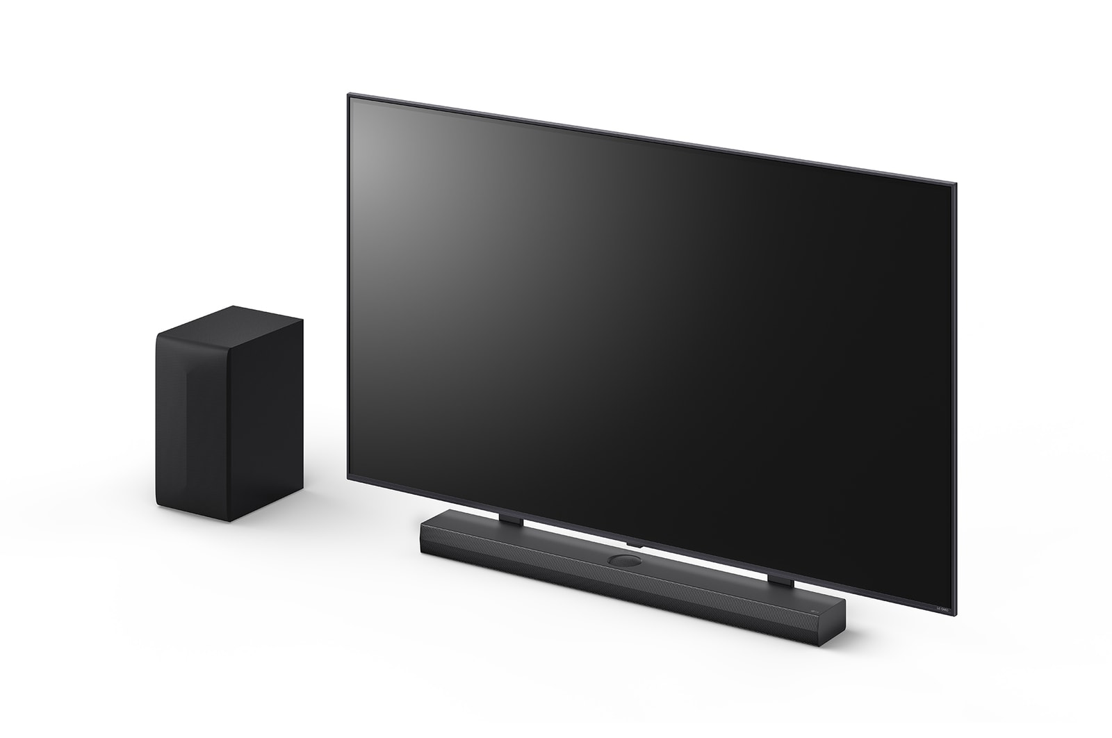 Vue inclinée de la LG QNED 165?cm, de la LG Soundbar S70TY et du caisson de basse