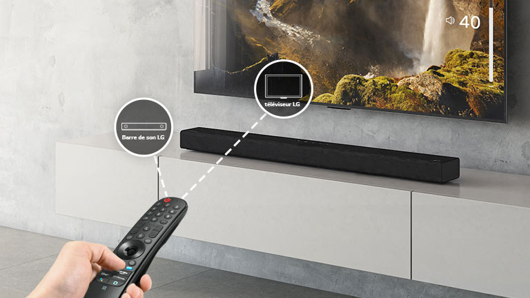 On peut voir une télécommande LG dans la main d’une personne, commandant le téléviseur et la barre de son simultanément. On peut voir des ic?nes de téléviseur LG et de barre de son LG.