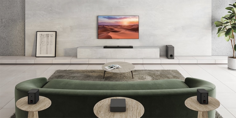 On peut voir un téléviseur diffusant une image de la nature. Une barre de son, un caisson de basses et 2?haut-parleurs arrière dans un grand salon. Une onde avec grille sort de la barre de son, mesurant tout l’espace du salon.