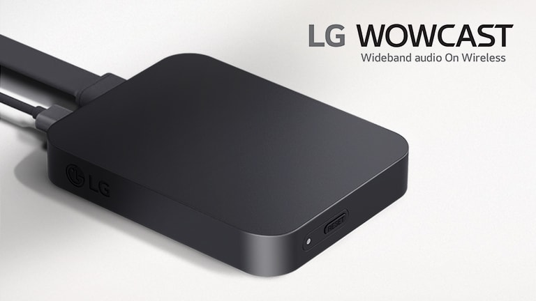 Vue en diagonale du c?té droit de WOWCAST, légèrement du dessus. WOWCAST est placé sur un fond gris clair. Un logo du produit LG WOWCAST est placé au-dessus de la copie.