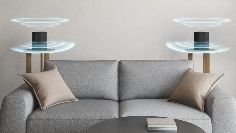 Le caisson de basses est placé juste à c?té de l’étagère beige dans le salon.