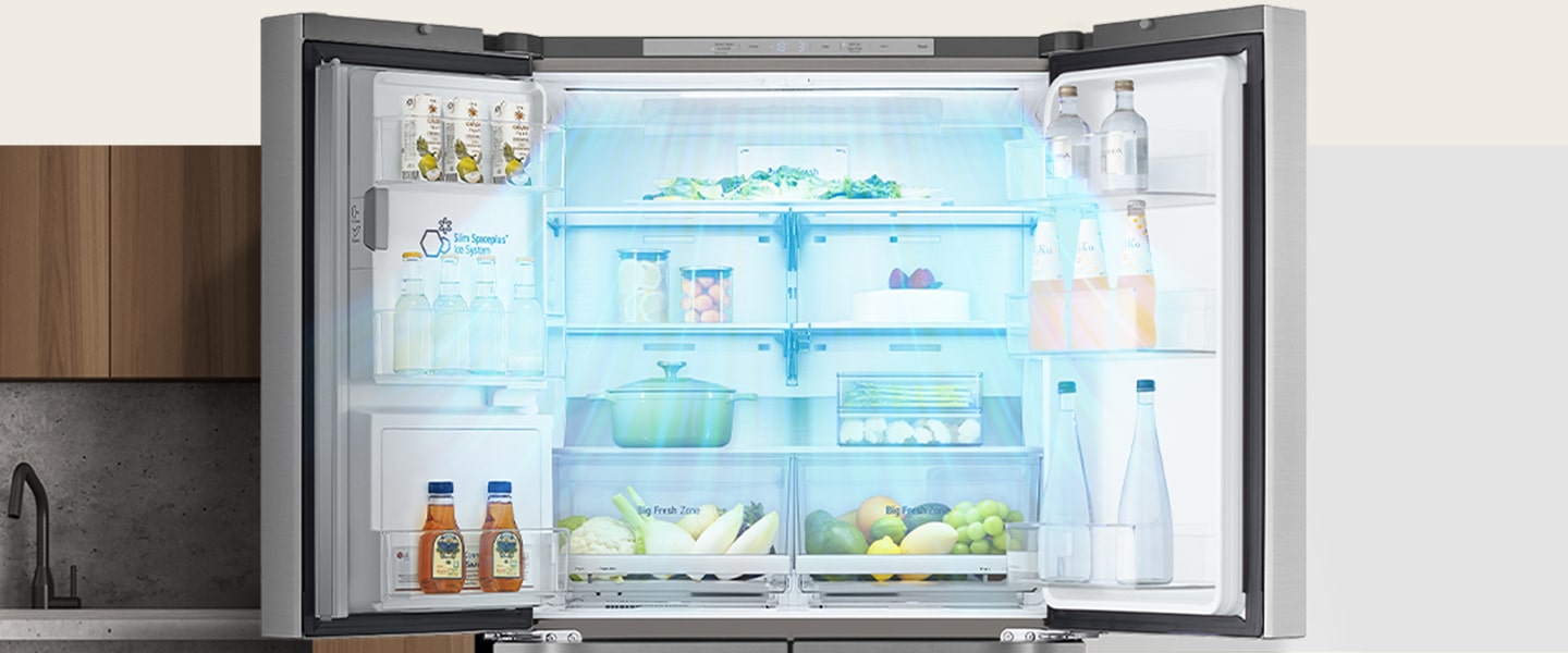Dans le frigo plein d’ingrédients, des flèches bleues symbolisent le froid sous, autour et sur toute la surface