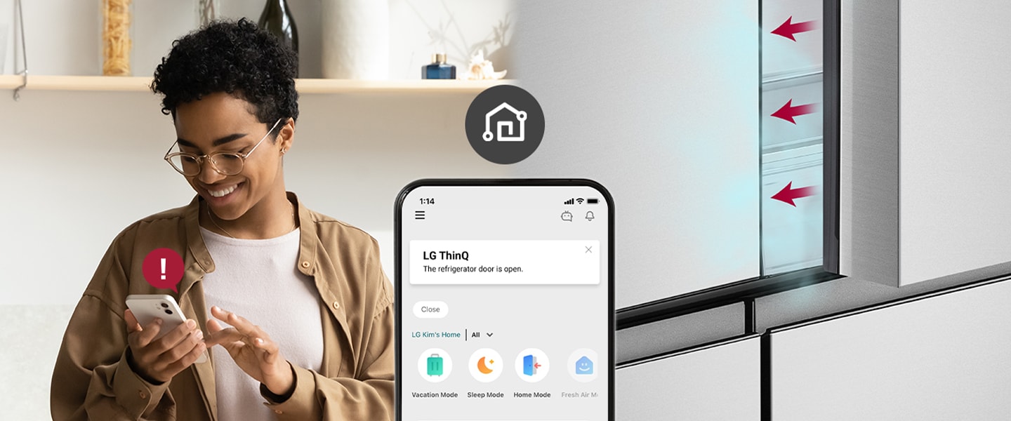 L’image sur la gauche montre une femme regardant son smartphone. L’image sur la droite montre que la porte du réfrigérateur est restée ouverte. Au premier plan des deux images, on voit l’écran du téléphone affichant les notifications de l’application LG ThinQ et l’ic?ne de WiFi au-dessus du téléphone.