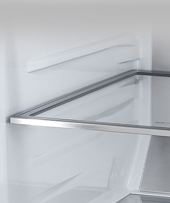 Vue en diagonale de l’étagère avec des panneaux métalliques à l’intérieur du réfrigérateur.