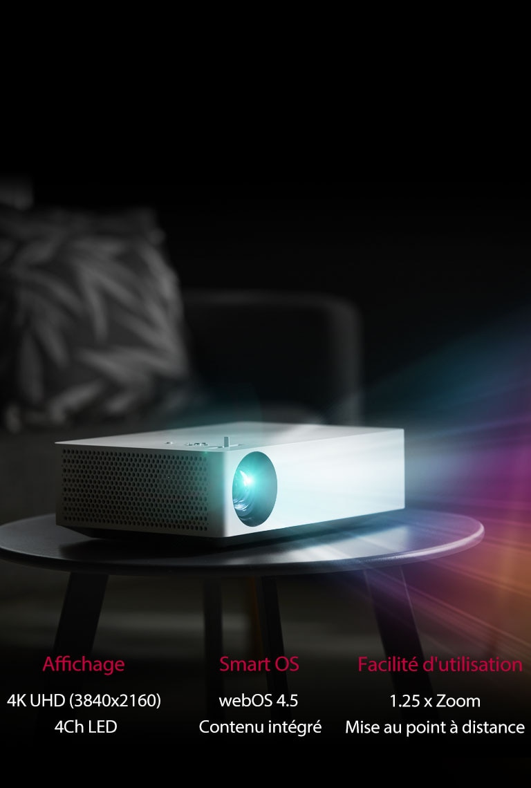 Zoom sur le viidéoprojecteur Laser LG HU70LS de c?té sur une table en pleine projection