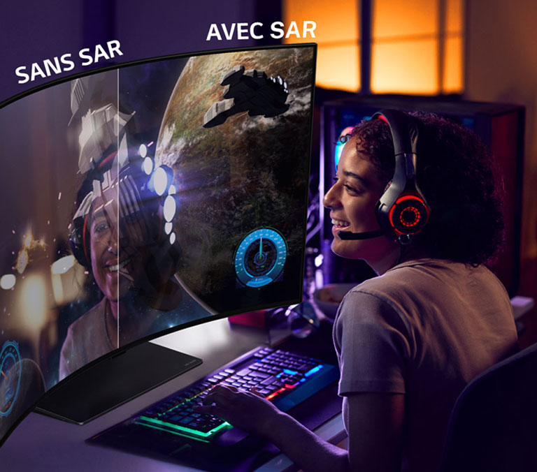 Image d’une personne jouant sur le LG OLED Flex. Le c?té droit de l’écran est doté de la technologie SAR et montre les mêmes graphismes du jeu. Le c?té gauche de l’écran est sans SAR et reflète le visage de la joueuse.