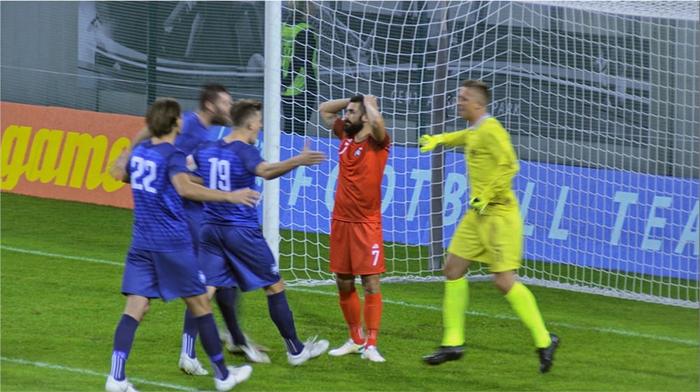 Une notification de jeu appara?t au bas de l’écran. Après avoir cliqué sur ??Regarder??, la cha?ne passe à un match de football.