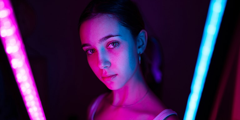Le portrait terne d’une jeune femme appara?t à l’écran, puis une courbe est représentée sur le dessus et ce portrait se transforme en une image plus vivante.