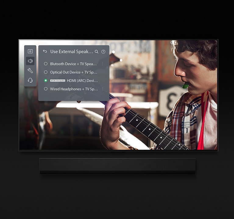 Image d’un téléviseur LG OLED avec barre de son. Une vidéo d’un gar?on jouant de la guitare est diffusée sur l’écran avec les paramètres du mode Barre de son superposés.