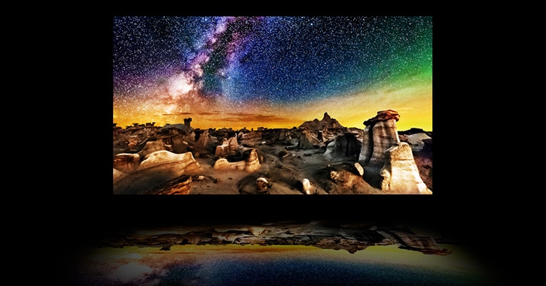 Vidéo des couches d’un téléviseur avec photo d’un paysage nocturne et étoilé sur l’écran OLED principal. Le rétroéclairage dispara?t et le polariseur, le filtre de couleur et l’OLED s’associent pour produire une image si lumineuse qu’elle se reflète sur le téléviseur comme sur de l’eau.