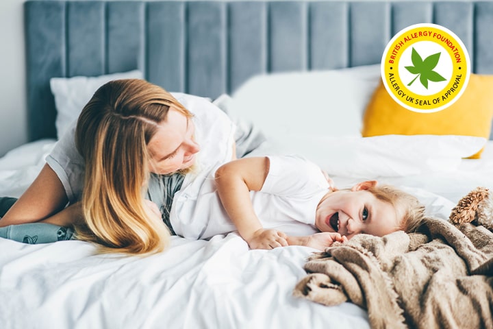 L’enfant et sa mère sont couchés sur le lit.