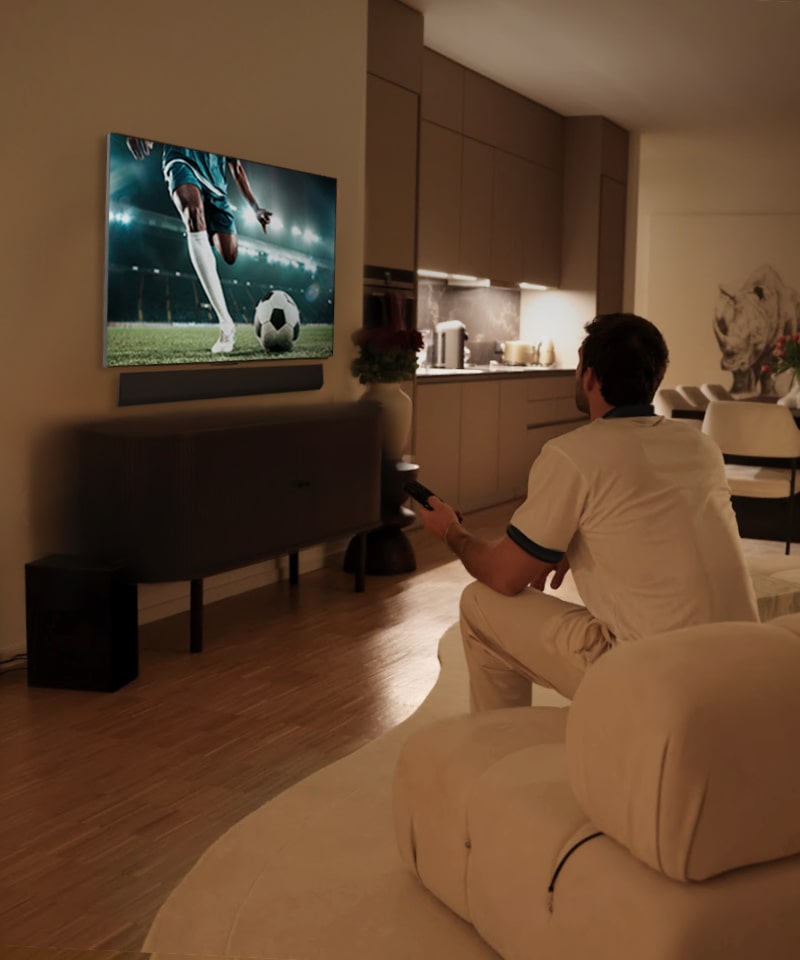 Janis Danner regarde les moments forts du match de foot sur LG OLED G4 TV la nuit.