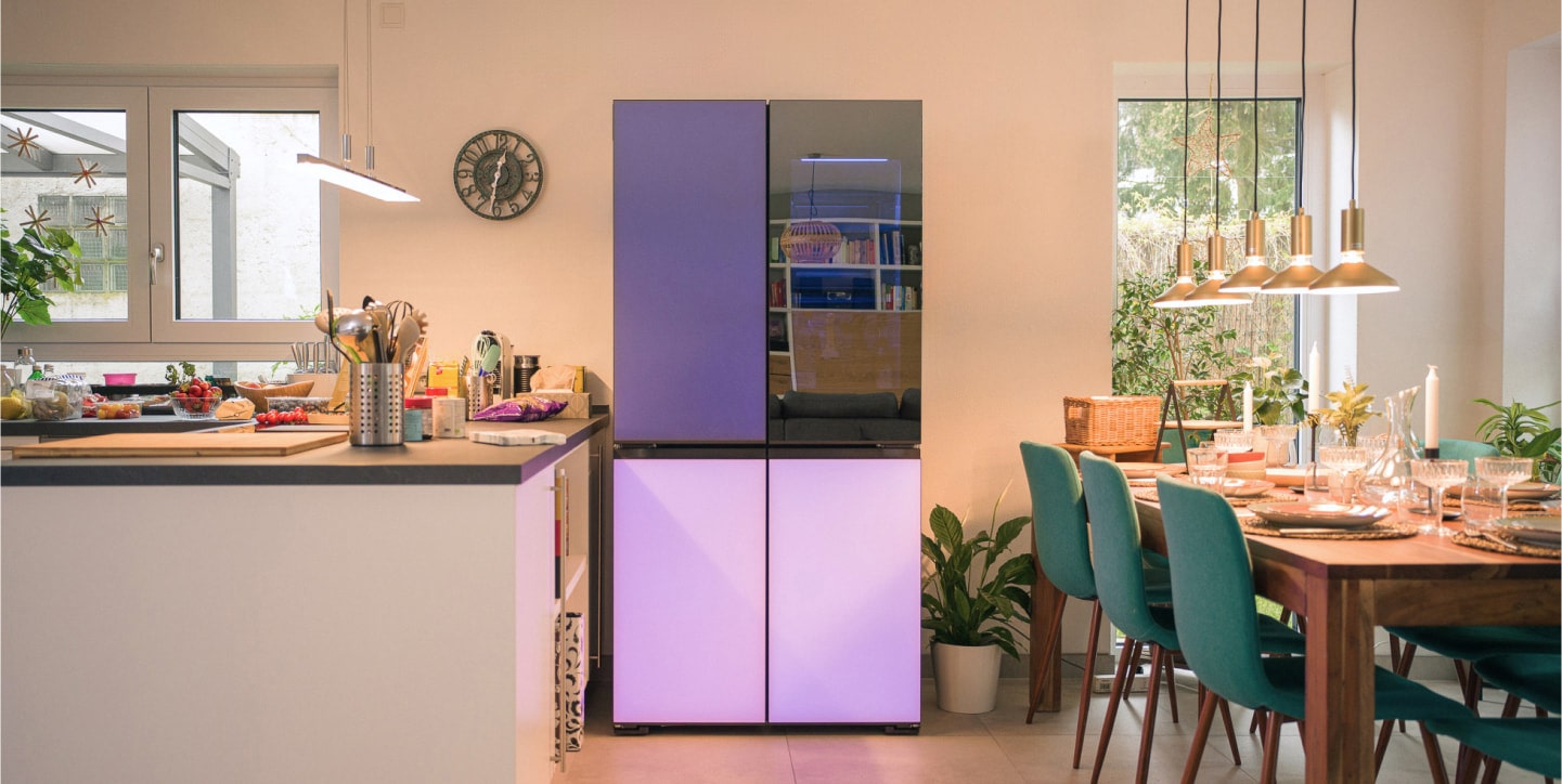 Réfrigérateur MoodUP illuminé par les panneaux lumineux LED situés entre l'?lot de cuisine et les tables à manger