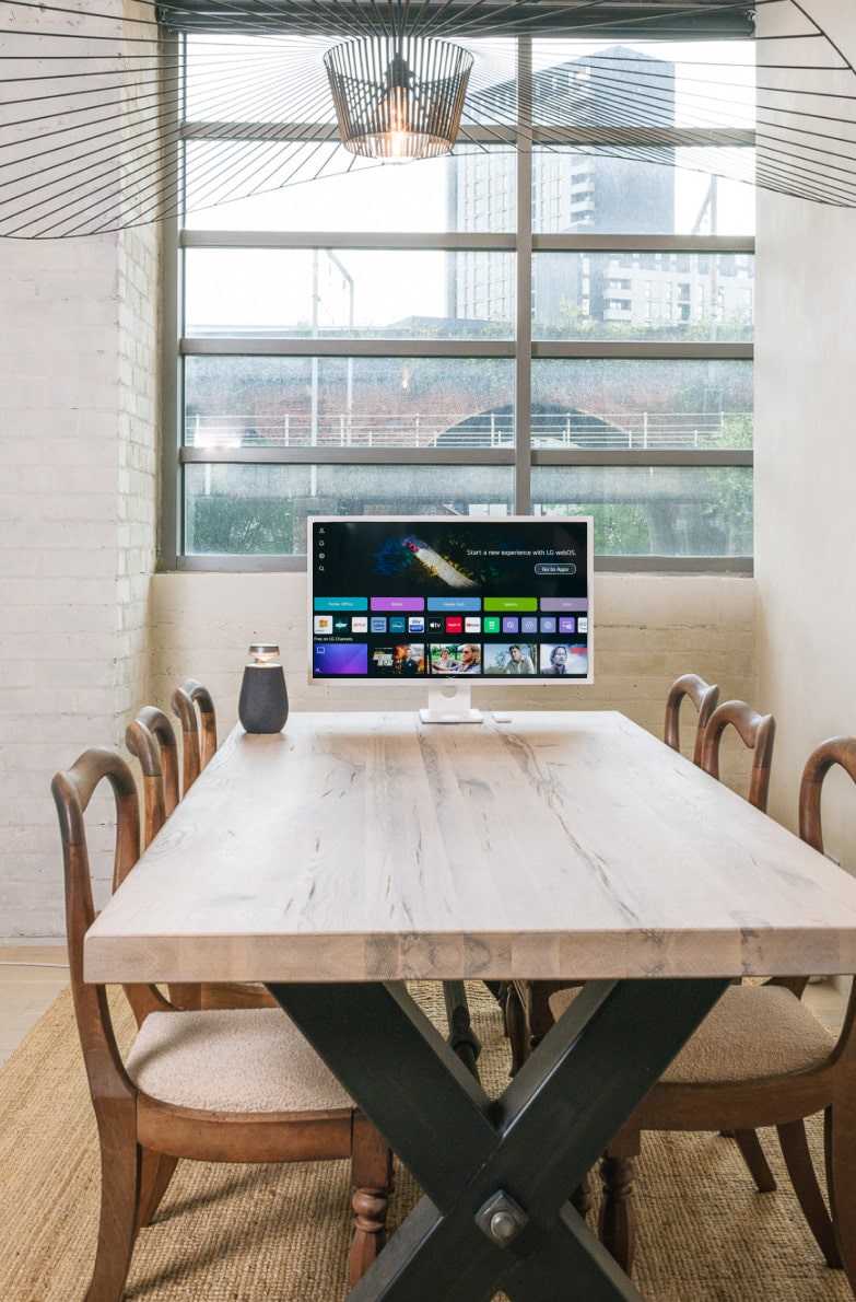 Au bar à manger, le LG MyView Smart Monitor et le Xboom XO2T sont disposés c?te à c?te dans un cadre minimaliste.