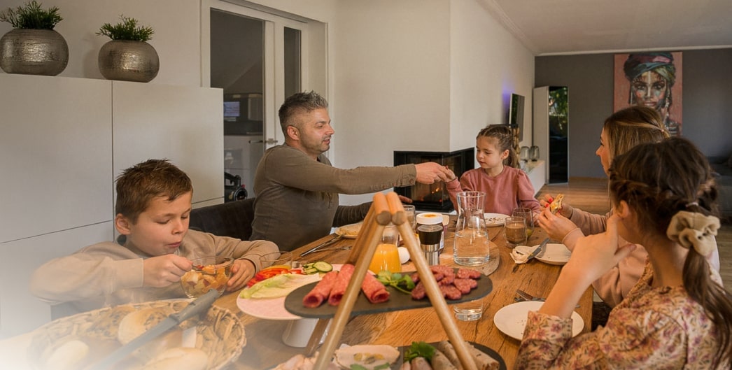 Une famille partage un d?ner, créant des moments spéciaux dans une maison chaleureuse.