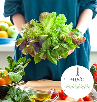 Personne tenant des légumes frais, avec indication ±0,5?°C en bas à droite, symbole de fra?cheur prolongée.