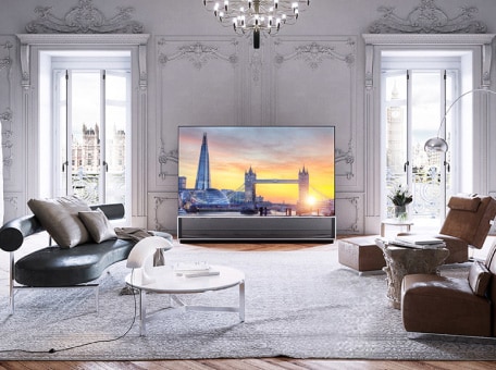 LG SIGNATURE OLED 8K is placed in the room of the Victorian cornices and parquet floors with Flexform’s furnishing items.