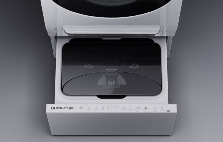 Close up image of the top section of the LG Signature Washing Machine door and the Quick Circle Display panel.