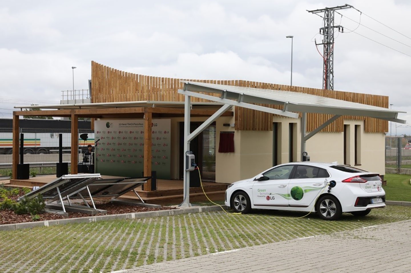 LG SHOWCASES SELF-SUFFICIENT SMART HOME IN SPAIN