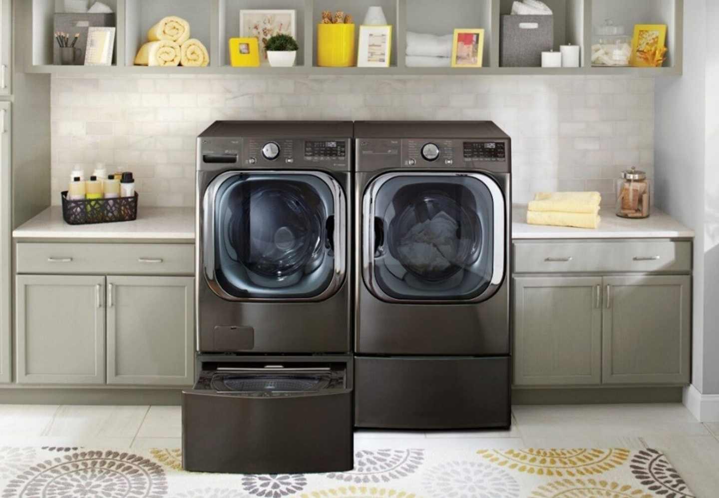 Front view of LG ThinQ? front-load washing machine with AI DD?.