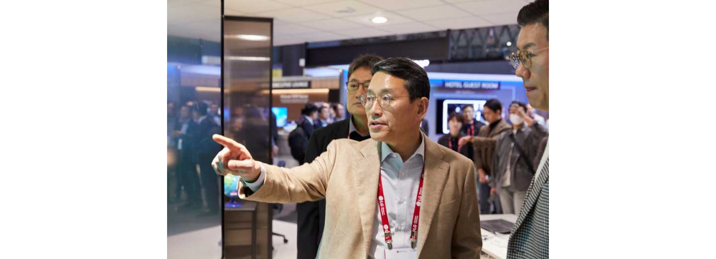 LG CEO William Cho taking a tour around LG booth at ISE 2023