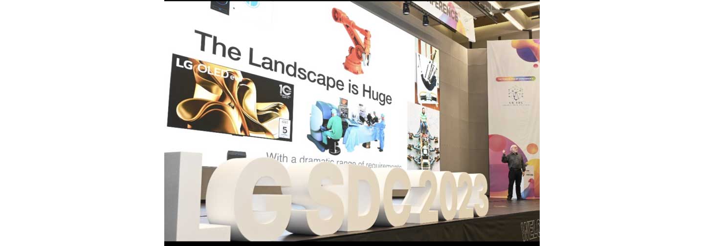 A photo of a man giving a presentation on the podium during Software Developer Conference 2023