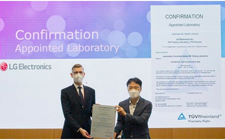 Kim Byoung-hoon, CTO of LG Electronics, and Frank Juettner, Representative Director & CEO of TüV Rheinland Korea, posing together for a photo at the ceremony