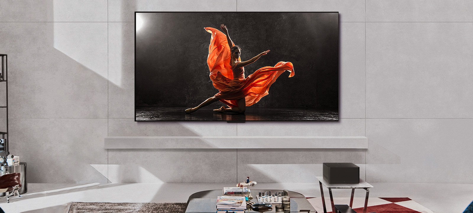 在白天，LG SIGNATURE OLED M4 和 LG Soundbar 放置在現代生活空間中。黑暗舞臺上舞者的螢幕影像，其以理想的亮度水平顯示。
