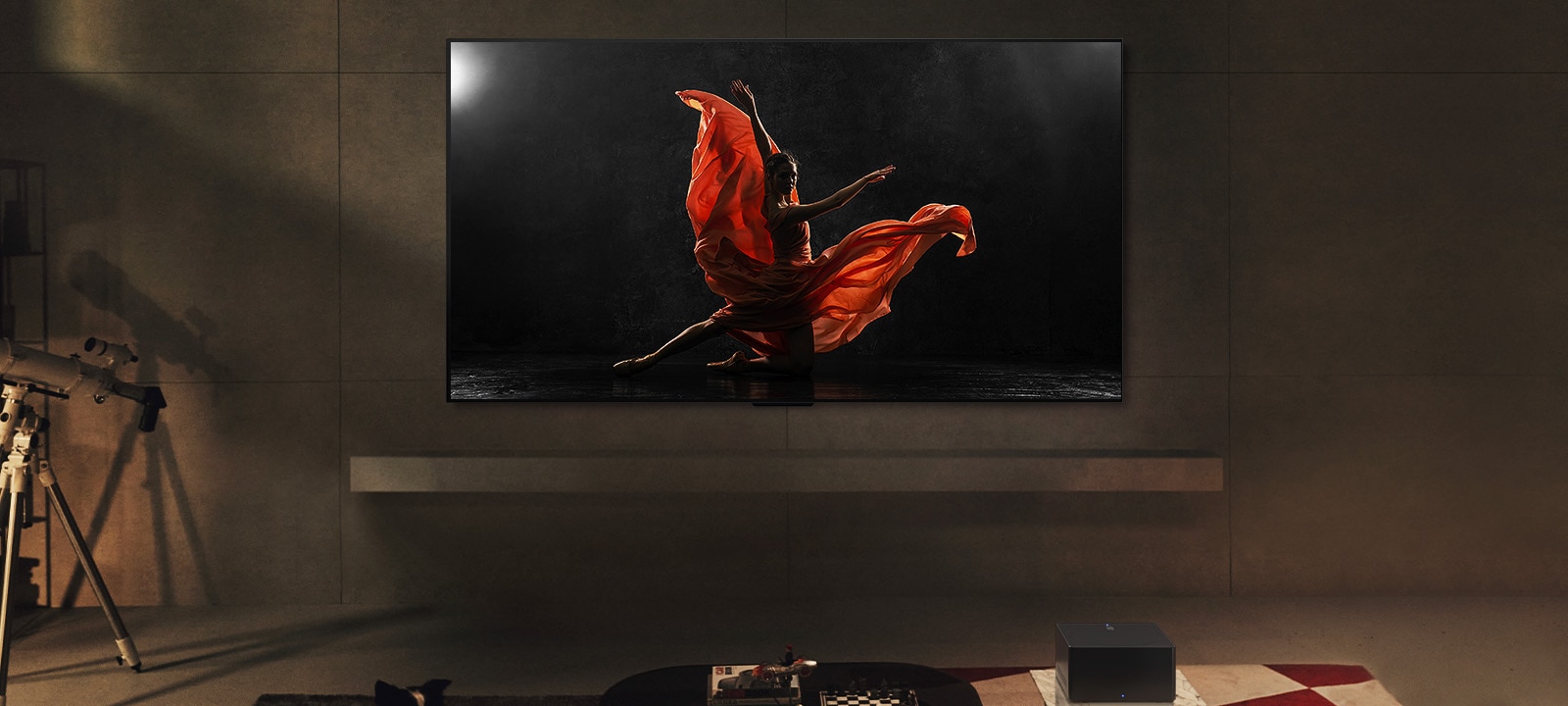 在晚上，LG SIGNATURE OLED M4 和 LG Soundbar 放置在現代生活空間中。黑暗舞臺上舞者的螢幕影像，其以理想的亮度水平顯示。