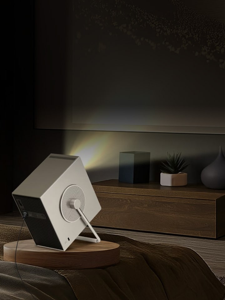 LG CineBeam projektort és egy vásárlót ábrázoló kép.