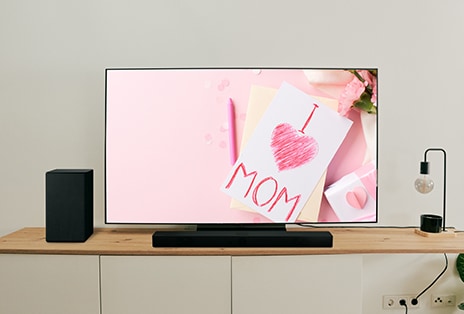 Egy LG OLED TV látszik egy nappaliban	