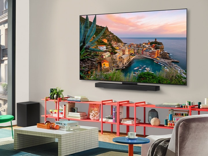Egy prémium otthon nappalija. Oldalsó nézet egy falra szerelt LG OLED TV-r?l. Látszik, hogy nincs rés a tévé és a fal k?z?tt.