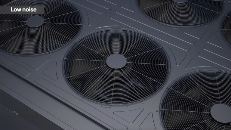 K?zelkép t?bb nagyméret?, fémrácsos h?t?ventilátorról.