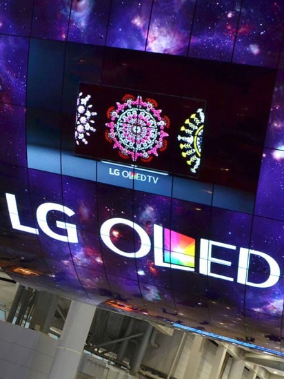 ívelt OLED képerny? az ?LG OLED” felirattal