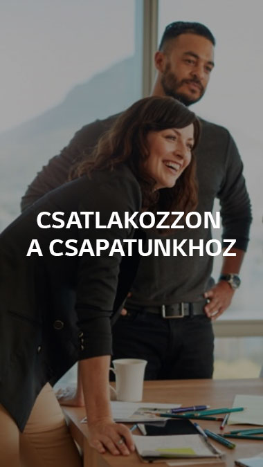 Egy férfi és egy n? áll egy tárgyalóban.