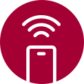 A bal oldali képen egy n? látható egy élelmiszerboltban, és a telefonját nézi. A jobb oldali képen a h?t?szekrény el?lnézete látható. A képek k?zepén egy ikon található, amely a telefon és a h?t?szekrény k?z?tti kapcsolatot mutatja.
