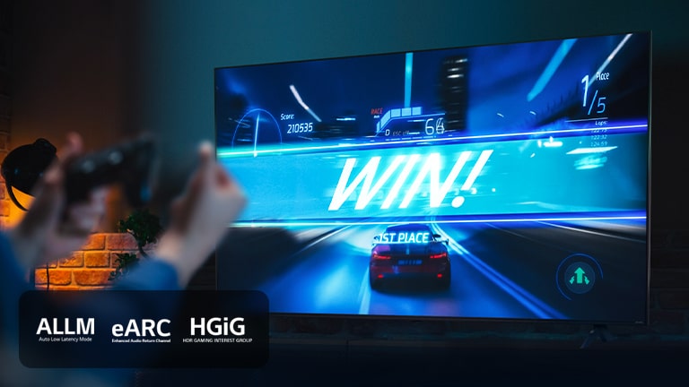 Autóversenyz?s játék a célvonalnál, a ?WIN!” feliratú jelzéssel, mik?zben a játékos a játék joystickjével irányít. Az ALLM, eARC, HGiG logók a bal alsó sarokban találhatók.