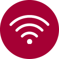 LG TV és LG hangprojektor a falra szerelve, k?zépen egy fehér Wi-Fi-szimbólum grafikával.