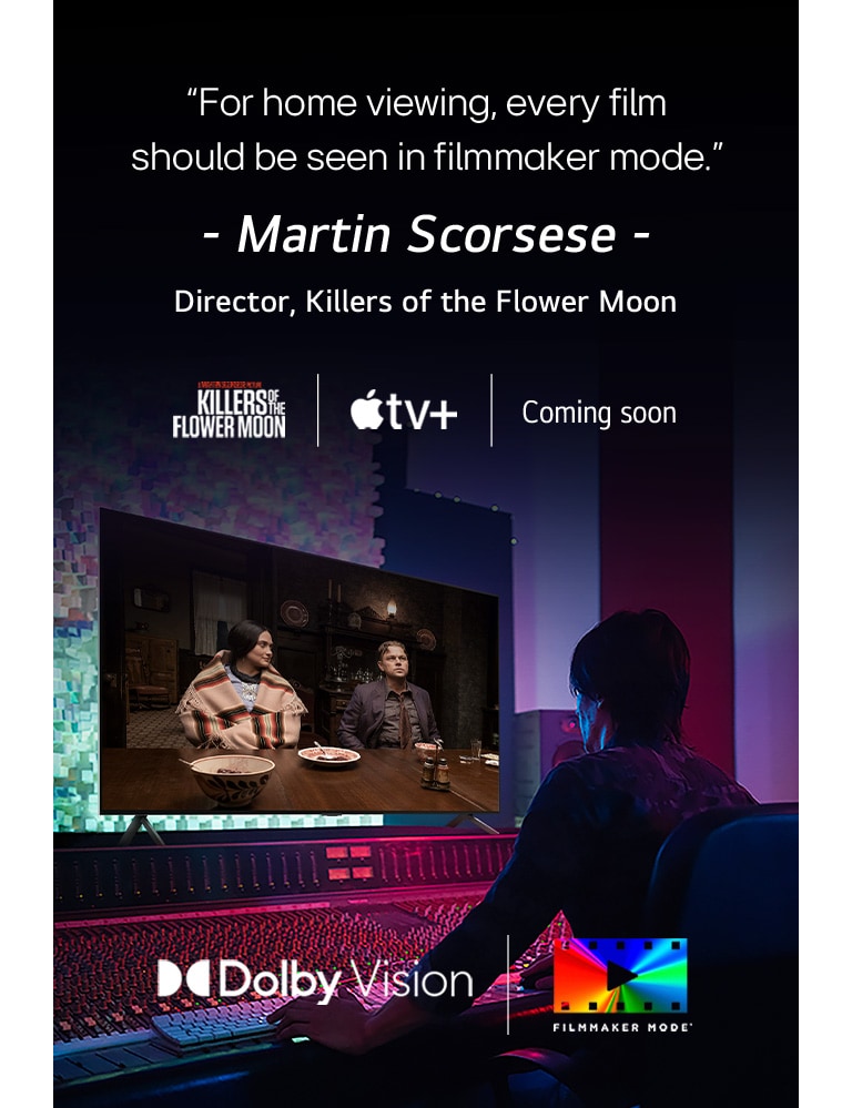 Egy férfi egy s?tét vágóstúdióban egy LG TV-t néz, amelyen a ?Killers of the Flower Moon” cím? film látható. A képen belüli sz?veg jelentése: ?Otthoni megtekintéshez minden filmet Filmmaker Mode segítségével kell nézni”. Majd alatta: ?Martin Scorsese rendez?, ?Killers of the Flower Moon”. Alatta a Killers of the Flower Moon logója, az Apple TV logója és a ?Hamarosan látható” felirat áll.