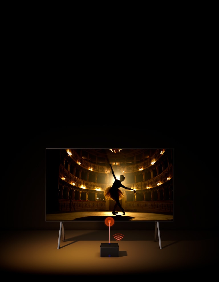 LG OLED TV egy állványon és a Zero Connect Box látható madártávlatból. A doboz felett megjelenik egy piros csatlakozási logó és a k?z?ttük lév? jel, amely ?sszek?ti a tévével. A tévé bekapcsol, a látvány frontális nézetre vált, és egy balerina táncol szólót a színpadon.