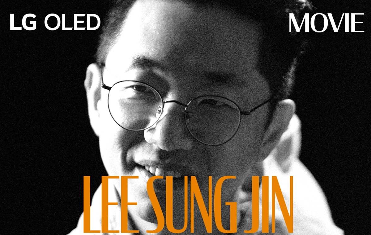 Lee Sungjin fekete-fehér képe, a neve narancssárga nyomtatott nagybet?kkel látható, együtt az ?LG OLED&quot; és ?Movie&quot; feliratokkal.