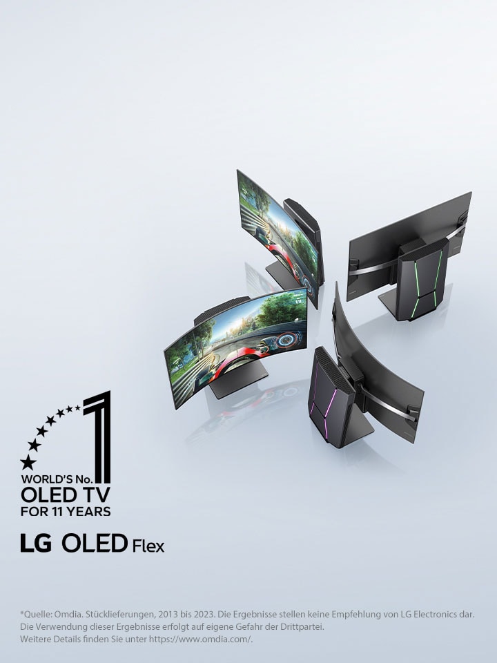 Négy LG OLED Flex TV egymás mellett, 45 fokos sz?gben. Mindegyiknek más a g?rbülete. Két tévé el?lr?l látható egy versenyjátékkal a képerny?n, kett? pedig hátulról a fúziós megvilágítást mutatva.