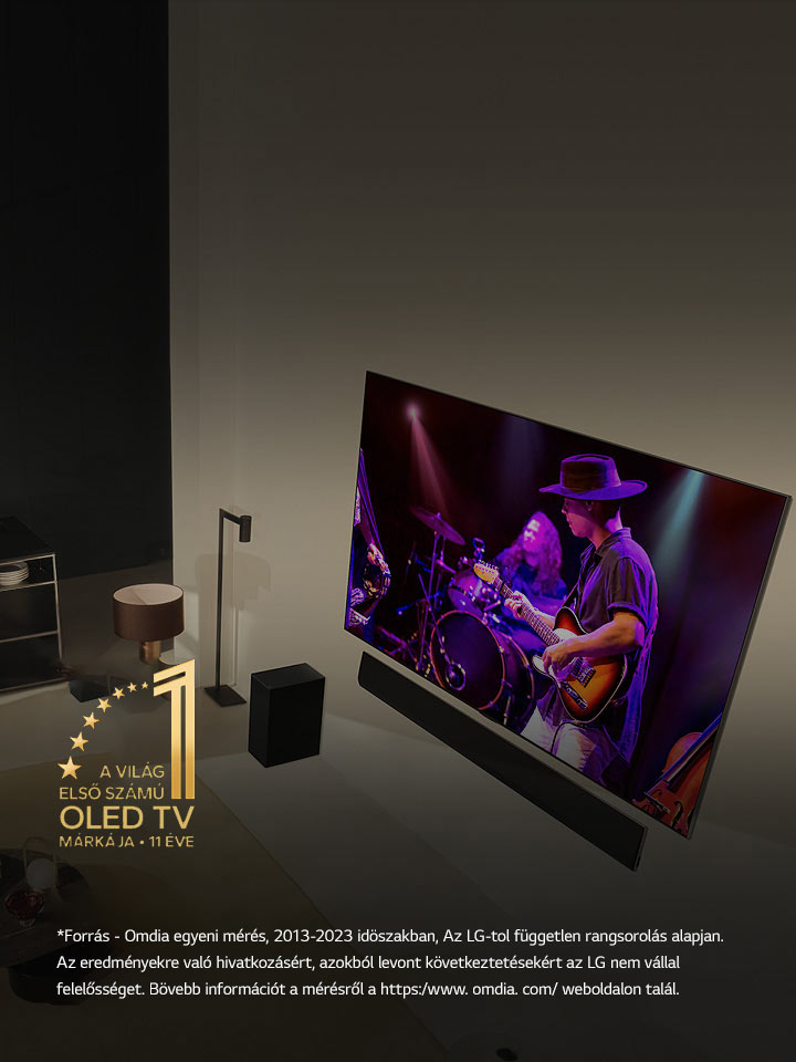 Légi felvétel egy férfiról és egy n?r?l, ahogyan egy modern lakásból nagy OLED TV-n koncertet néznek. A ?World's No. 1 OLED TV for 11 Years” (11 éve a világ els? számú OLED TV-je) embléma látható a képen. A felel?sség kizárására vonatkozó nyilatkozhat sz?vege: "Forrás: Omdia egyéni mérés, 2013-2023 id?szakban. Az LG-t?l független rangsorolás alapján. Az eredményekre való hivatkozásért, azokból levont k?vetkeztetésekért az LG nem vállal felel?sséget. B?vebb információt a mérésr?l a https://www. omdia. com/ weboldalon talál."