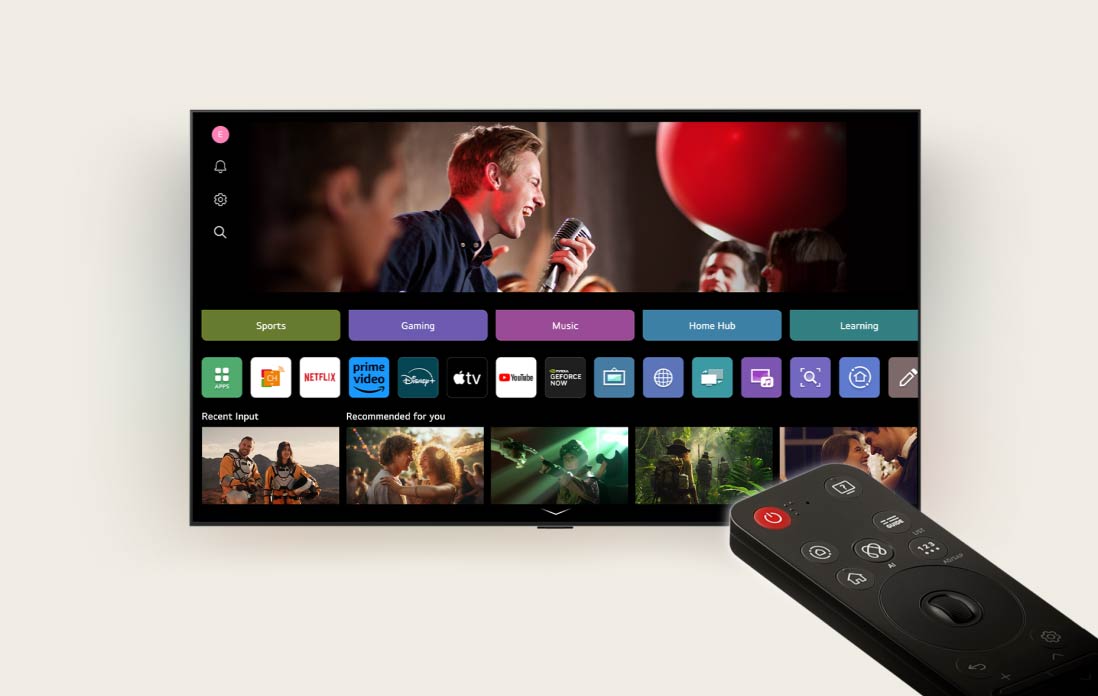 Keluarga beranggotakan empat orang berkumpul di sekitar LG AI TV. Lingkaran muncul di sekeliling orang yang memegang remote yang menunjukkan namanya. Ini menunjukkan bagaimana AI Voice ID mengenali suara khas setiap pengguna. Antarmuka webOS kemudian menunjukkan bagaimana AI secara otomatis mengalihkan akun dan merekomendasikan konten yang dipersonalisasi.