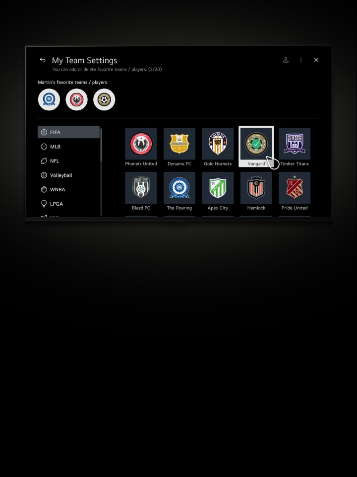 Sports Portal ditampilkan di layar LG TV. Di bagian atas, ada thumbnail besar, dan di bawah, empat thumbnail yang menampilkan konten langsung. Layar TV bergulir ke bawah memperlihatkan lebih banyak bagian dengan thumbnail konten game dan olahraga. Layar TV bergulir ke atas, dan kursor diklik untuk membuka My Team Settings. Kursor mengklik tim baru yang muncul di daftar tim favorit.