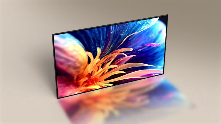 LG TV super tipis dari sudut kamera bird-eye. Sudut kamera digeser untuk menampilkan bagian depan TV, menampilkan gambar bunga berwarna-warni yang diperbesar.?